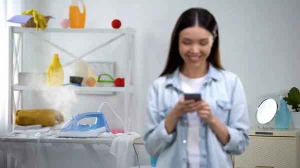 Irresponsable Ama Casa Charlando Teléfono Inteligente Dejando Hierro Caliente Bordo — Foto de Stock