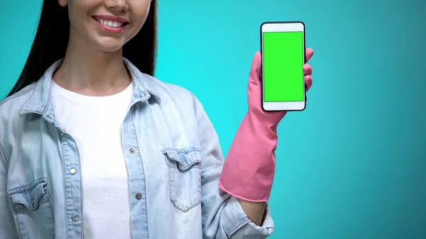 Leende Kvinna Handskar Hålla Smartphone Med Grön Skärm Städservice — Stockfoto