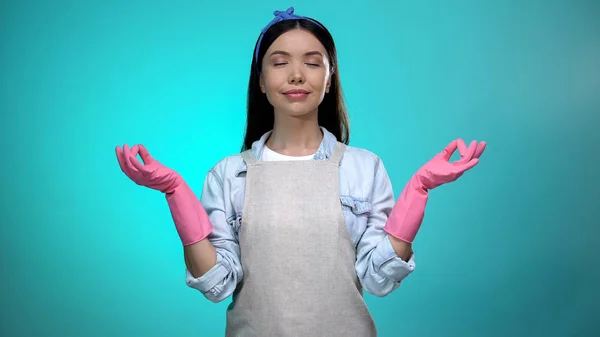 Friedliche Hausfrau Handschuhen Meditiert Vor Blauem Hintergrund Hausarbeit — Stockfoto