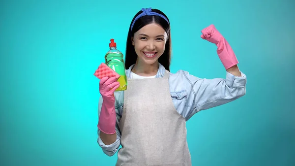 Amante Sonriente Con Detergente Lavavajillas Mostrando Músculos Signo Fuerza — Foto de Stock