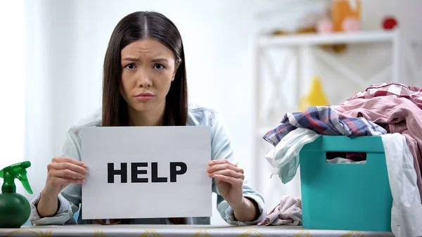 Upset Woman Showing Help Word Cardboard Laundry Basket Clothes Table — Stock Photo, Image