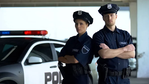 Dwóch Dzielnych Policjantów Mundurze Cap Usług Stwarzających Pobliżu Patrol Samochodu — Zdjęcie stockowe