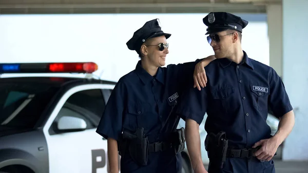 制服とメガネを着たポジティブな警察官が一緒に微笑み 法と秩序 — ストック写真