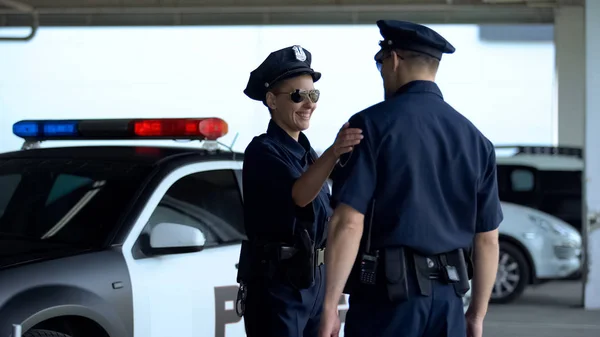 正の男性と女性の警察官は 勤務中に駐車場で通信します — ストック写真