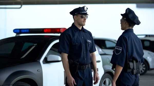 Zwei Ernsthafte Polizisten Kommunizieren Auf Parkplatz Patrouillieren Bezirk — Stockfoto
