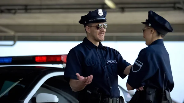 Neşeli Polis Memurları Arabanın Yanında Gülerek Başarılı Devriye Vardiyası — Stok fotoğraf