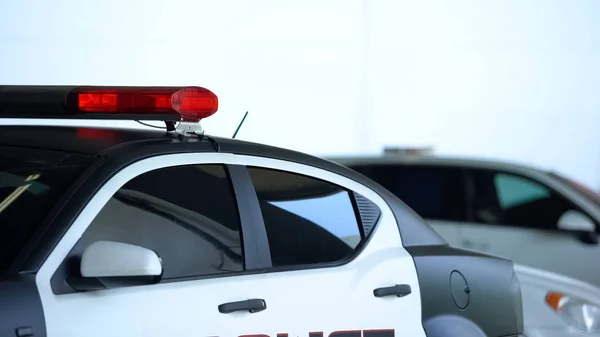 Politie Auto Parkeerplaats Overdag Patrouille Handhaving Van Orde Veiligheid — Stockfoto