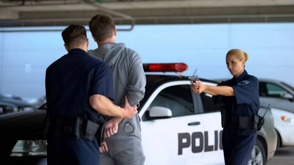 Companheiros Polícia Prendendo Criminoso Perigoso Apontando Arma Prevenção Crimes Rua — Fotografia de Stock
