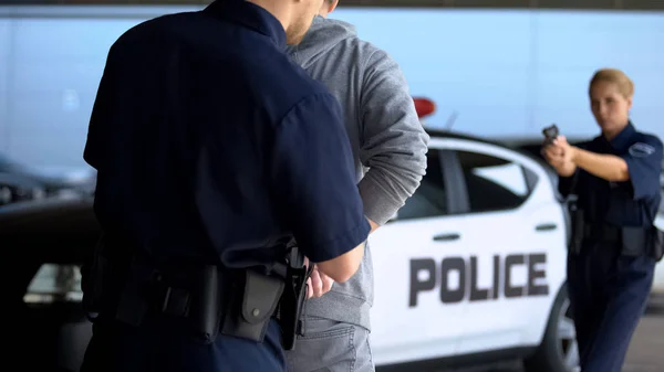 Офицеры Полиции Арестовывают Опасного Преступника Применением Оружия Предотвращения Уличной Преступности — стоковое фото