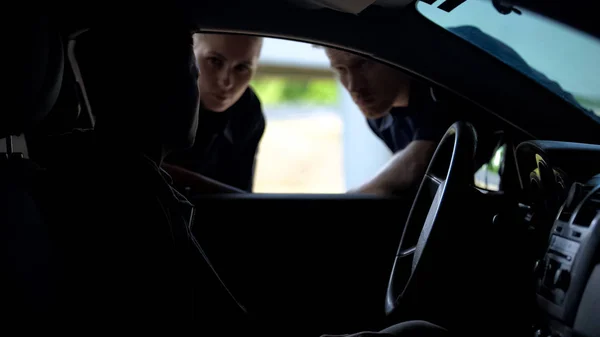 Oficiales Policía Hablando Con Conductor Coche Busca Delincuentes Buscados Comprobar — Foto de Stock