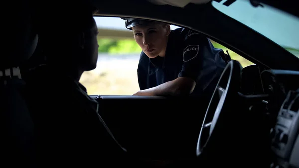 Polizistin Gespräch Mit Fahrer Auto Kontrolle Straßenverkehr Verkehrsdelikt — Stockfoto