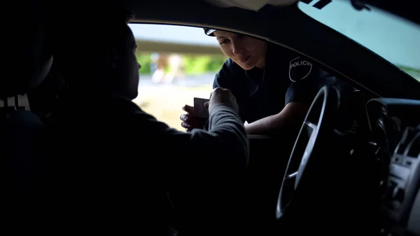 Amistosa Mujer Policía Comprobar Licencia Conducir Del Hombre Coche Inspección —  Fotos de Stock