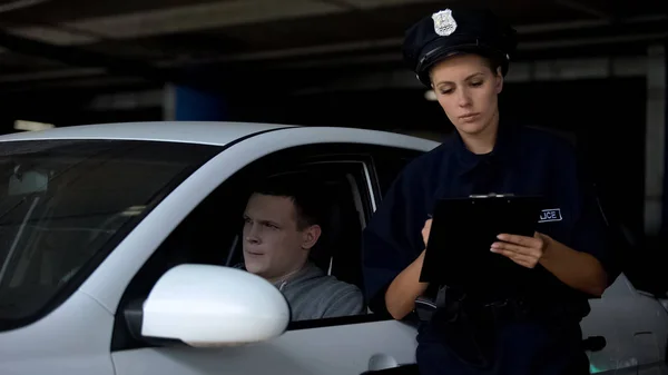 Oficial Mujer Escribiendo Multa Tráfico Conductor Masculino Por Violación Estacionamiento — Foto de Stock