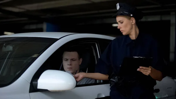 Female Officer Giving Traffic Ticket Male Driver Parking Violation Fine — Stock Photo, Image