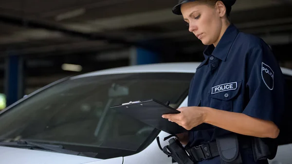 Női Rendőr Írásban Közlekedési Jegyet Parkolási Megsértésének Közelében Autó — Stock Fotó