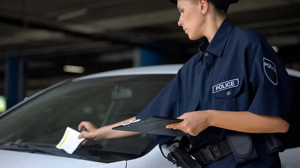 Női Rendőr Üzembe Közlekedési Jegyet Parkolás Sérti Szélvédő Finom — Stock Fotó