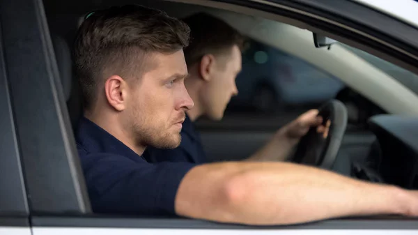 男性警備員が車の中に座り 安全を監視 私立探偵 — ストック写真