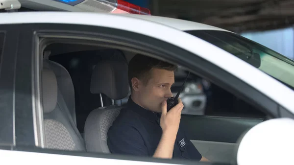 Oficial Policía Coche Usando Walkie Talkie Despachador Informando Sobre Emergencia —  Fotos de Stock