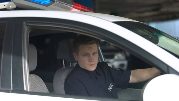 Oficial Policía Confianza Mirando Cámara Desde Coche Patrulla Trabajo Peligroso — Foto de Stock