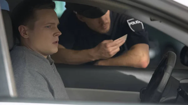 Polizist Überprüft Dokumente Von Verdächtigem Mann Auto Gefälschter Führerschein — Stockfoto