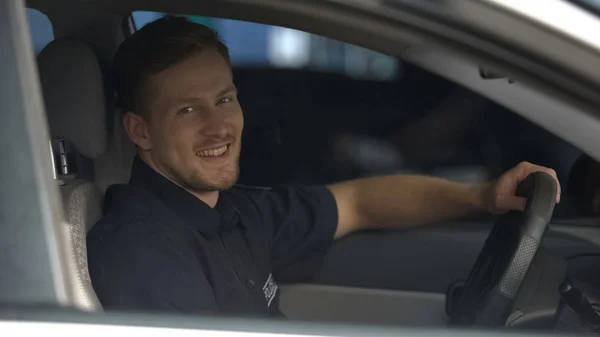 Policier Souriant Assis Dans Une Voiture Patrouille Regardant Caméra Loi — Photo