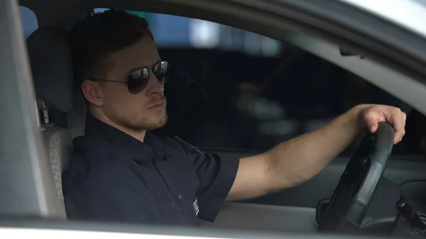 Policía Seguro Sentado Patrulla Con Gafas Sol Listo Para Trabajo — Foto de Stock