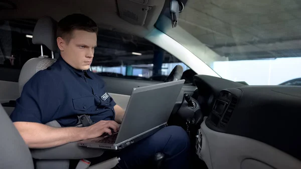 Полицейский Работает Ноутбуке Патрульной Машине Отслеживает Карту Происшествий Технологию — стоковое фото