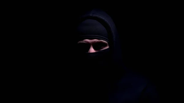 Spooky Man Balaclava Capuchon Zoek Naar Camera Lid Van Gangster — Stockfoto