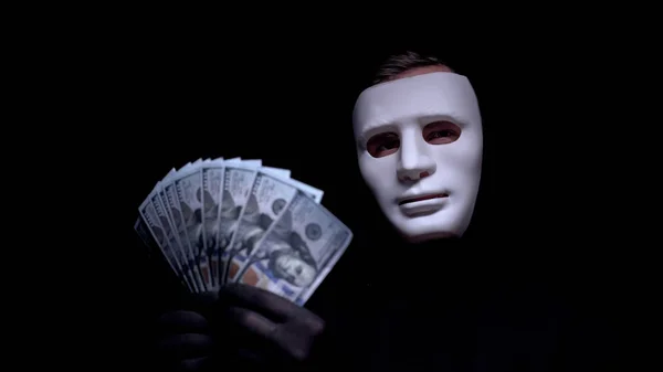 Angstige Man Gezichtsmasker Kijken Naar Dollars Zijn Handen Overval Cyberaanval — Stockfoto