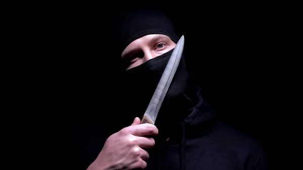 Maskeli Yüzüne Büyük Bıçakla Dokunan Cinayetle Tehdit Eden Deli Katil — Stok fotoğraf