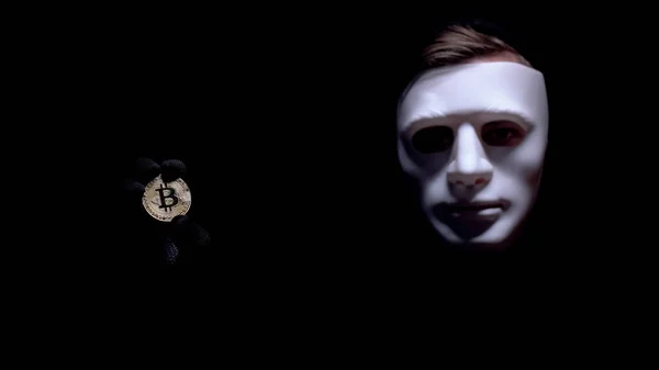 Άνθρωπος Που Δείχνει Bitcoin Φοβισμένη Ανώνυμη Μάσκα Στο Πρόσωπο Κυβερνοεπίθεση — Φωτογραφία Αρχείου