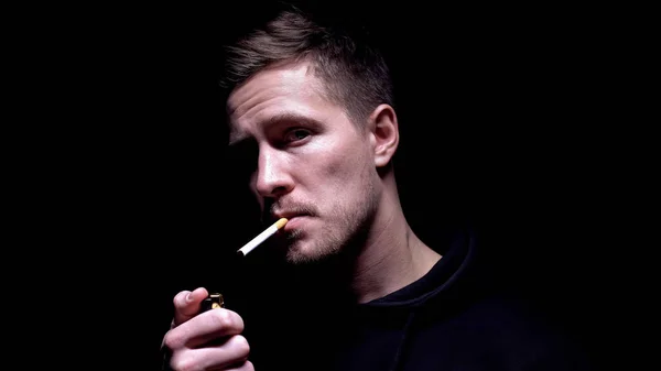 Hombre Guapo Con Cigarrillo Encendedor Mirando Cámara Adicción Nicotina — Foto de Stock