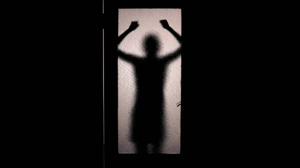 Безнадійна Жінка Стукає Кулаками Закритих Дверях Біжить Від Вбивці Страх — стокове фото