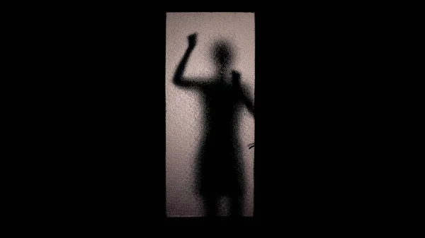 Sylwetka Przerażonej Kobiety Pukanie Szklane Drzwi Starając Się Uratować Życie — Zdjęcie stockowe
