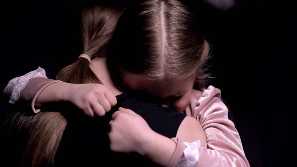 Маленька Красива Дочка Обіймає Маму Поганий Сон Дітей Фобій Страхів — стокове фото