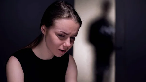 Τρομαγμένη Γυναίκα Που Κλαίει Τύραννος Σύζυγος Εισέρχεται Στο Δωμάτιο Θύμα — Φωτογραφία Αρχείου