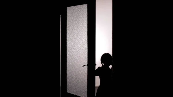 Petite Silhouette Enfant Femelle Ouvrant Porte Dans Obscurité Scène Horreur — Photo