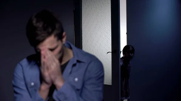 Depresif Baba Odada Ağlıyor Küçük Kızı Kapıyı Açıyor Kayıp Acısı — Stok fotoğraf
