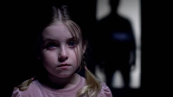 Mała Płacząca Dziewczyna Patrząc Kamerę Sylwetka Niegrzecznych Ojca Zewnątrz Drzwi — Zdjęcie stockowe