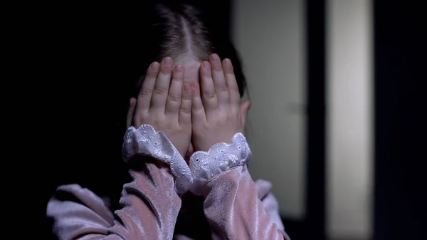 Menina Escondendo Rosto Atrás Das Palmas Das Mãos Com Medo — Fotografia de Stock