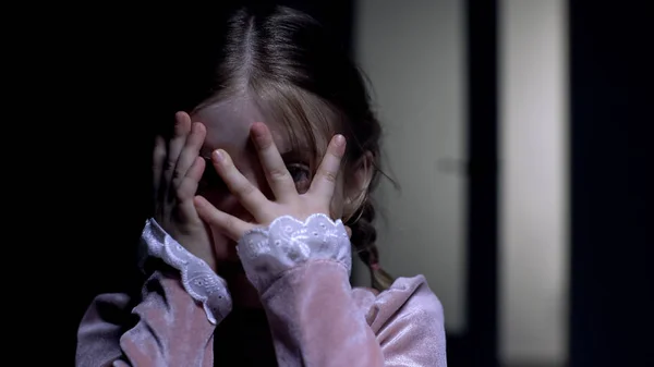 Φοβισμένο Μικρό Κορίτσι Που Κλείνει Πρόσωπο Παλάμες Φοβάται Την Έννοια — Φωτογραφία Αρχείου