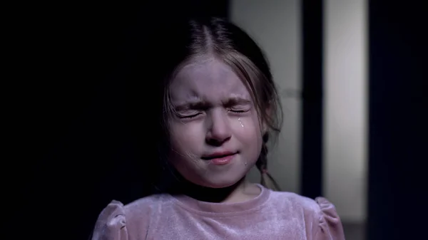 Przerażona Dziewczynka Płacze Zamykając Oczy Przed Strachem Fobie Dzieciństwa Zbliżenie — Zdjęcie stockowe