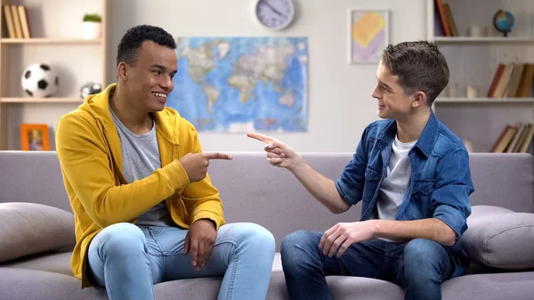 Serin yapmak mutlu Afrikalı-Amerikalı ve Kafkasyalı gençler tebrik arkadaşlar el