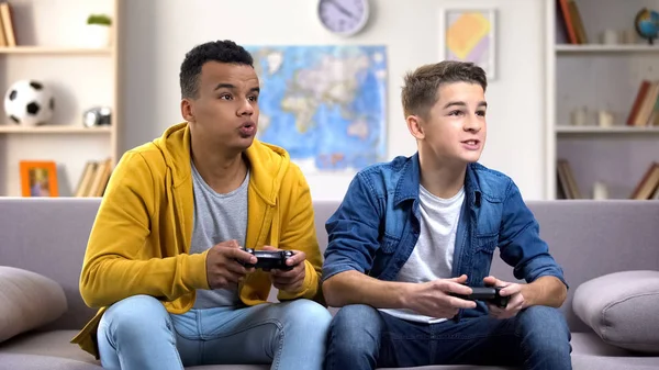 Heyecanlı Çok Irklı Genç Arkadaşlar Video Oyunları Zevk Evde Boş — Stok fotoğraf