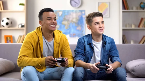 Sorridente Ragazzi Adolescenti Internazionali Con Joystick Giocare Videogioco Dipendenza — Foto Stock