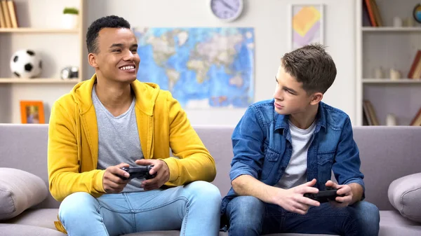 Emocional Multirracial Masculino Teen Amigos Jogar Vídeo Game Hobby Rivalidade — Fotografia de Stock