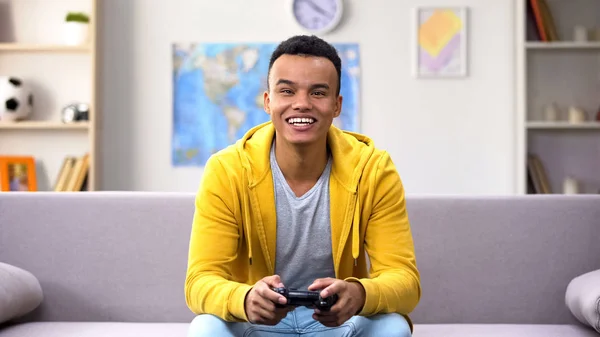 Spielsüchtiger Afroamerikanischer Teenager Gewinnt Computerspiel Zaudern — Stockfoto