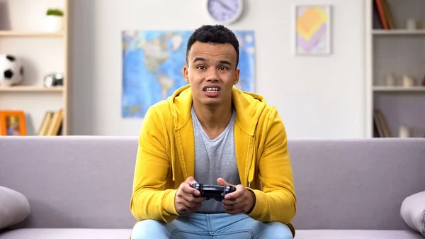 Insatisfeito Adolescente Mestiço Jogando Videogame Perdendo Nível Vício — Fotografia de Stock