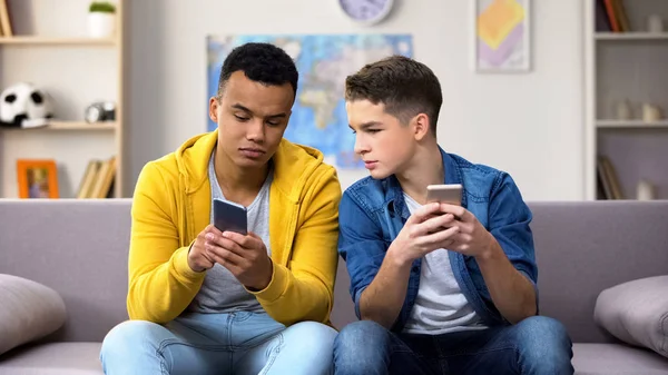 Gösterilen sonuçlar telefonlarda oyun Afrikalı-Amerikalı ve Kafkasyalı gençler