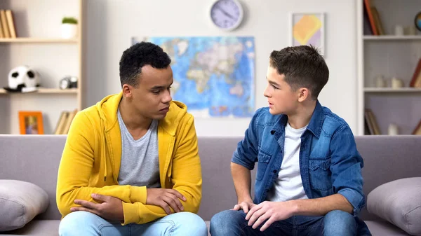 Afro Americano Teen Boy Condivisione Problemi Con Amico Caucasico Problema — Foto Stock